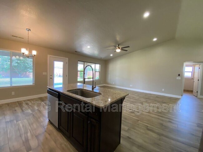 Building Photo - 758 N 300 W