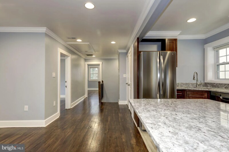 Building Photo - 811 Thayer Ave