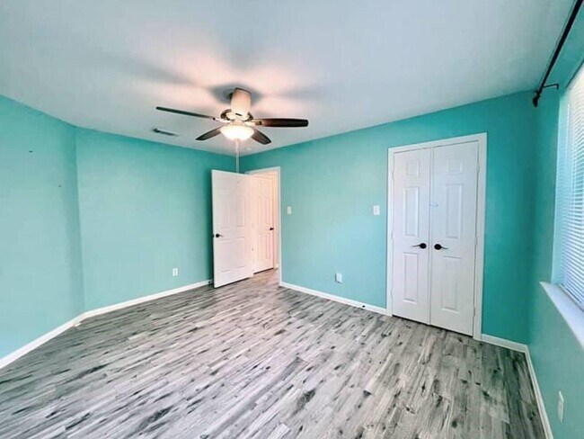 Building Photo - 2526 Lake Dale Ln