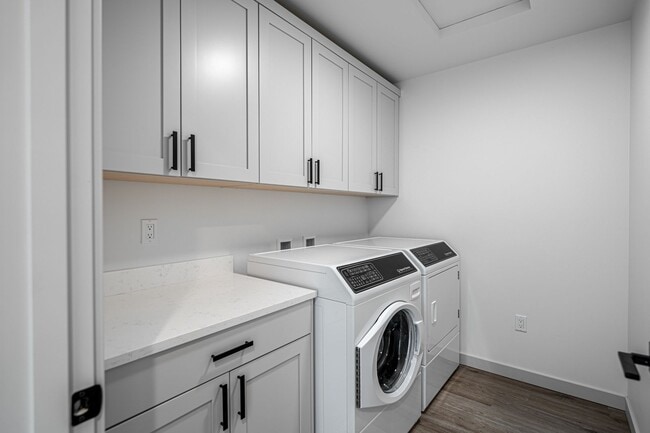 Building Photo - Newer Construction! 3 bed/2.5 bath, double garage, central heat/air, VIEWS!
