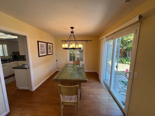 Building Photo - Beautiful 3bd/2.5 bath Townhome