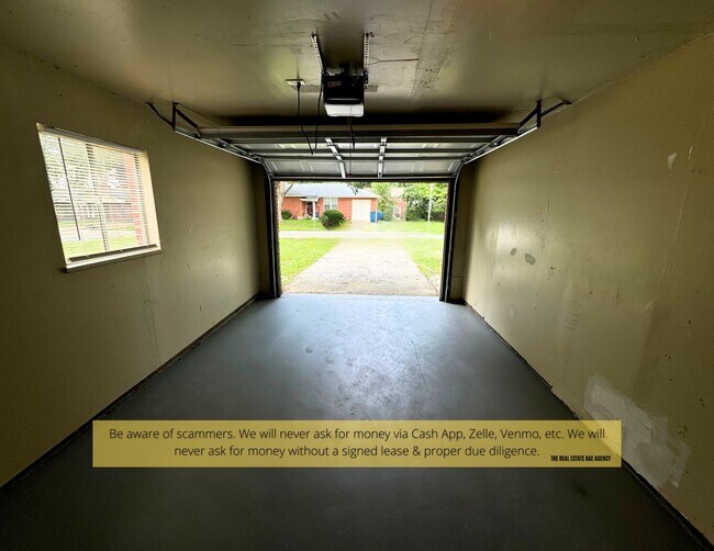 Building Photo - 1118 Soria St