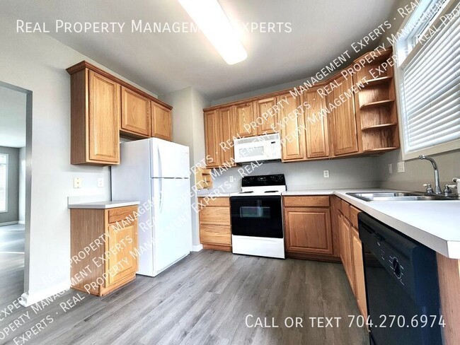 Building Photo - **MOVE IN SPECIAL!**Charming 2BR/2.5BA tow...