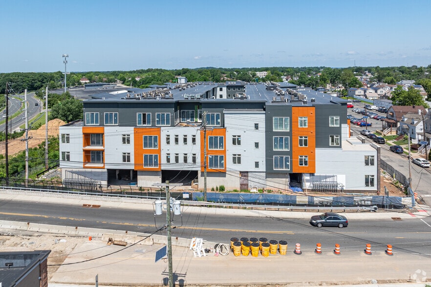 Primary Photo - Five85West