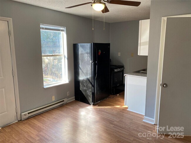 Building Photo - 3805 Miriam Dr