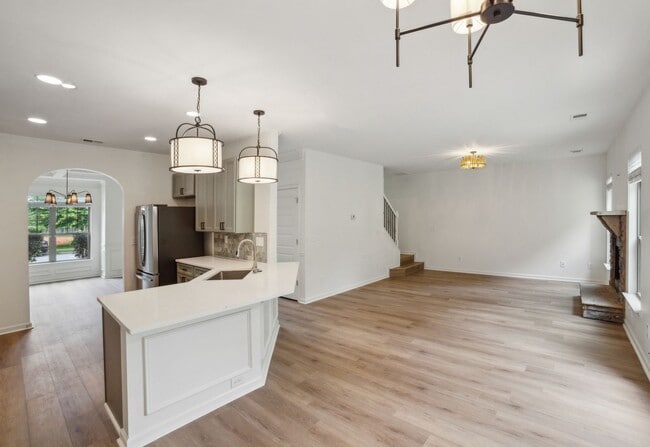 Building Photo - 5 Bed 3 Bath in Jonesboro!