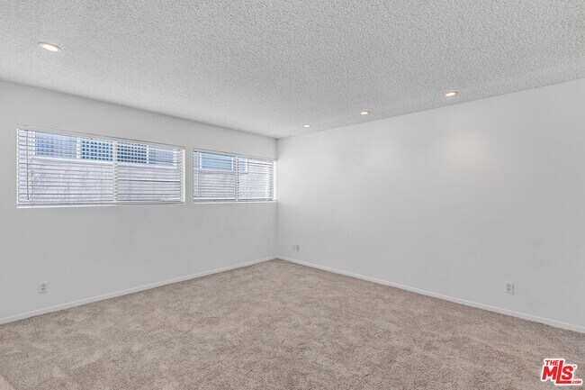 Building Photo - 825 S Gretna Green Way