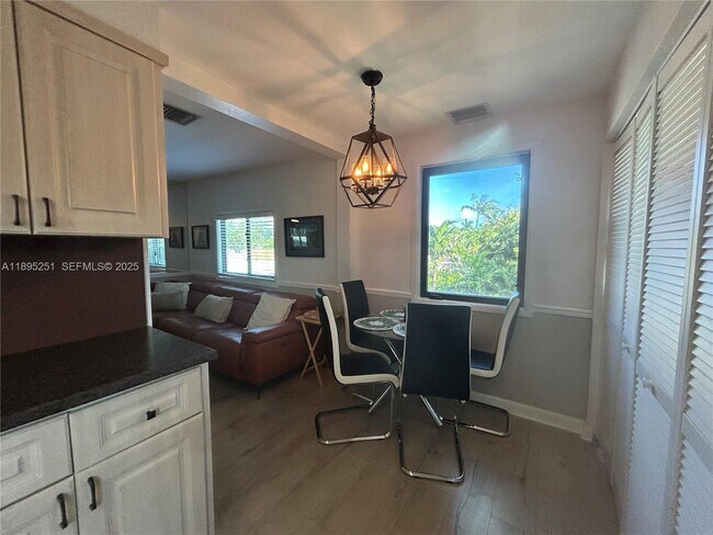 Building Photo - 1534 Monroe St