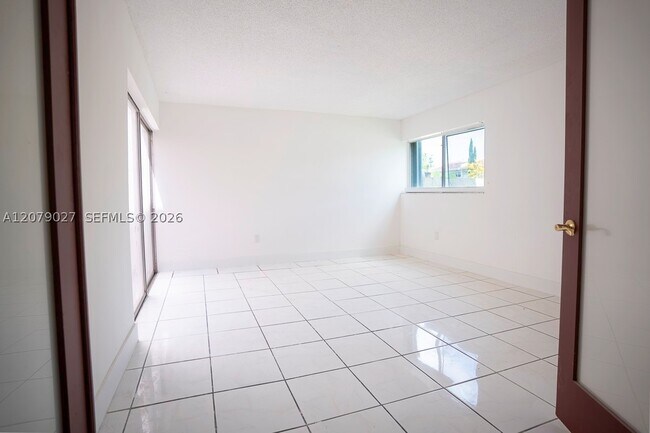 Building Photo - 14295 Kendale Lakes
