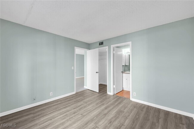 Building Photo - 2885 Palm Beach Blvd