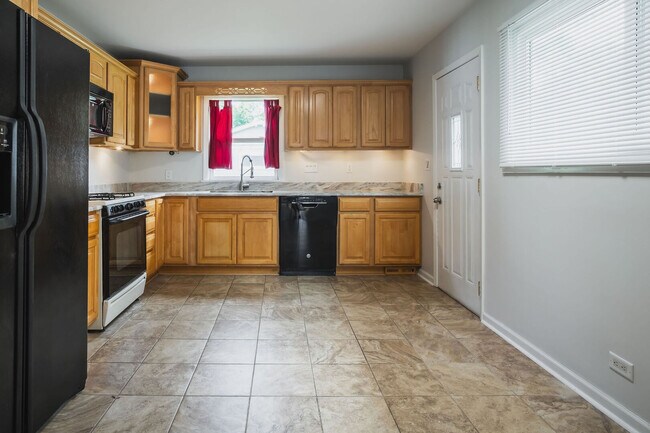 Building Photo - 4320 Bayview Dr