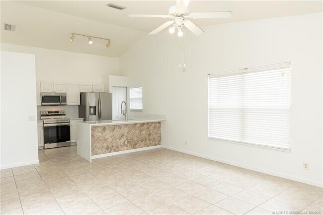 Building Photo - 8965 SW Chevy Cir
