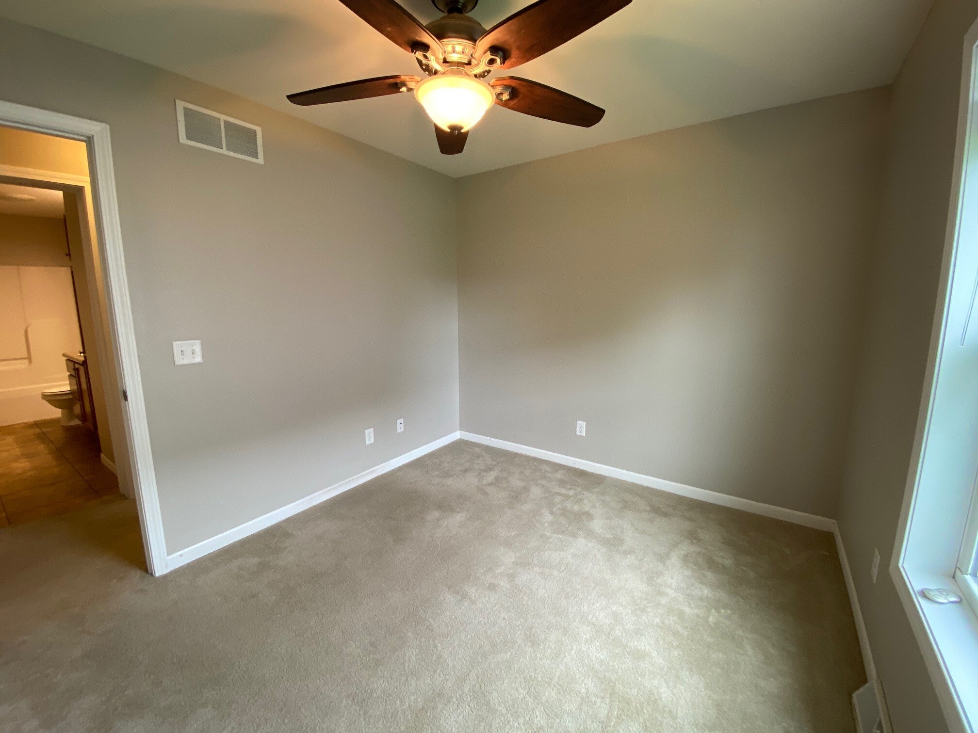Building Photo - 1427 Springbrook Dr