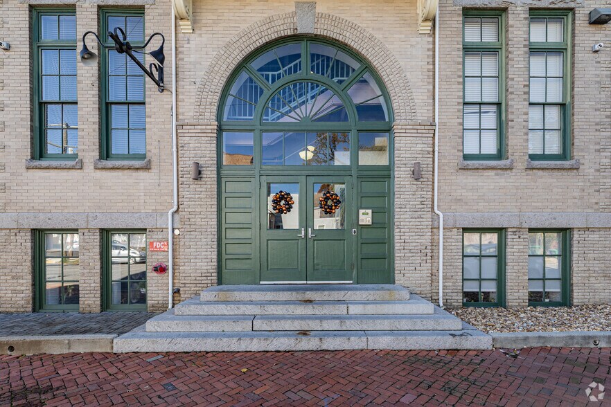 Building Photo - Lava Lofts