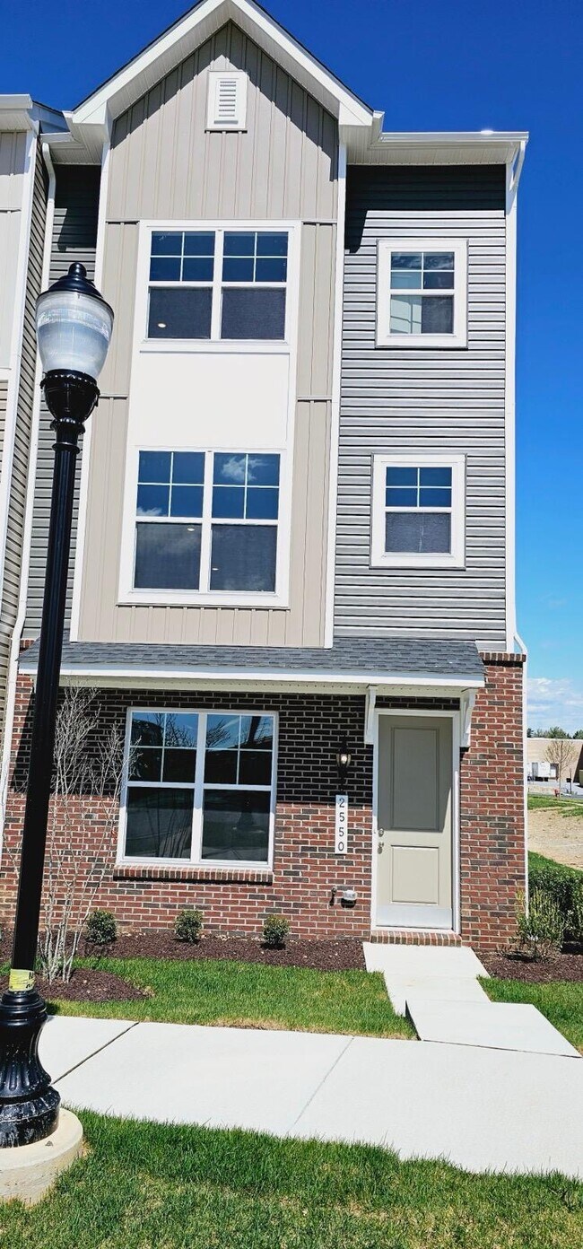 Building Photo - 2550 Hopton Ln