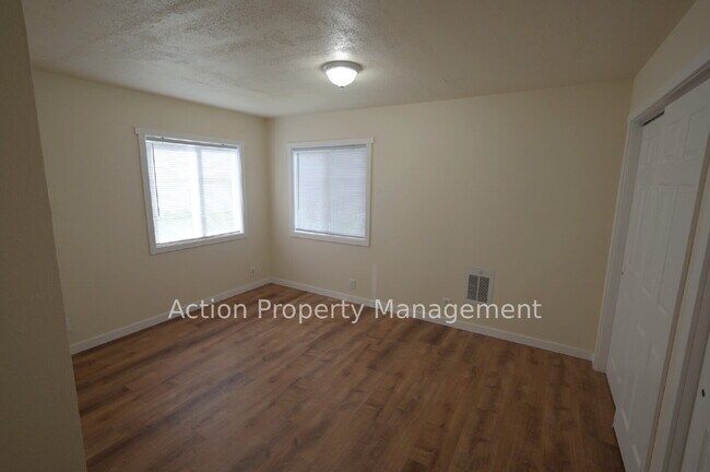 Building Photo - Updated Single-Level Home with Spacious Interior & Covered Parking