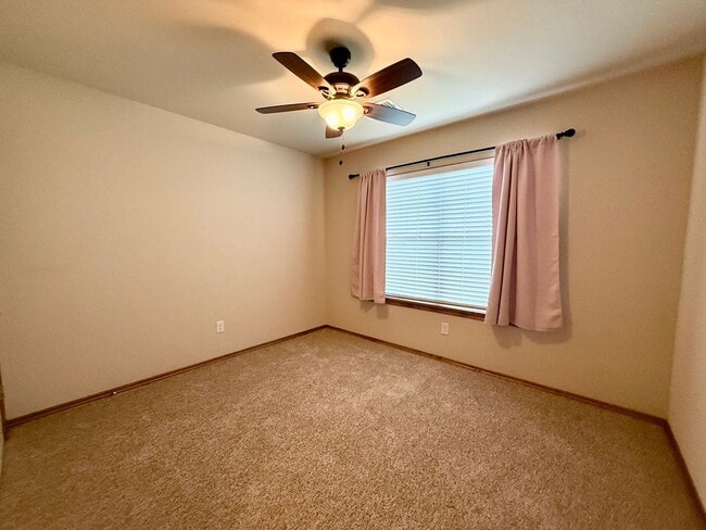 Building Photo - 706 Sedona Dr