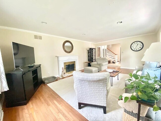 Building Photo - Desirable Mequon Home in Heart of Ville du...