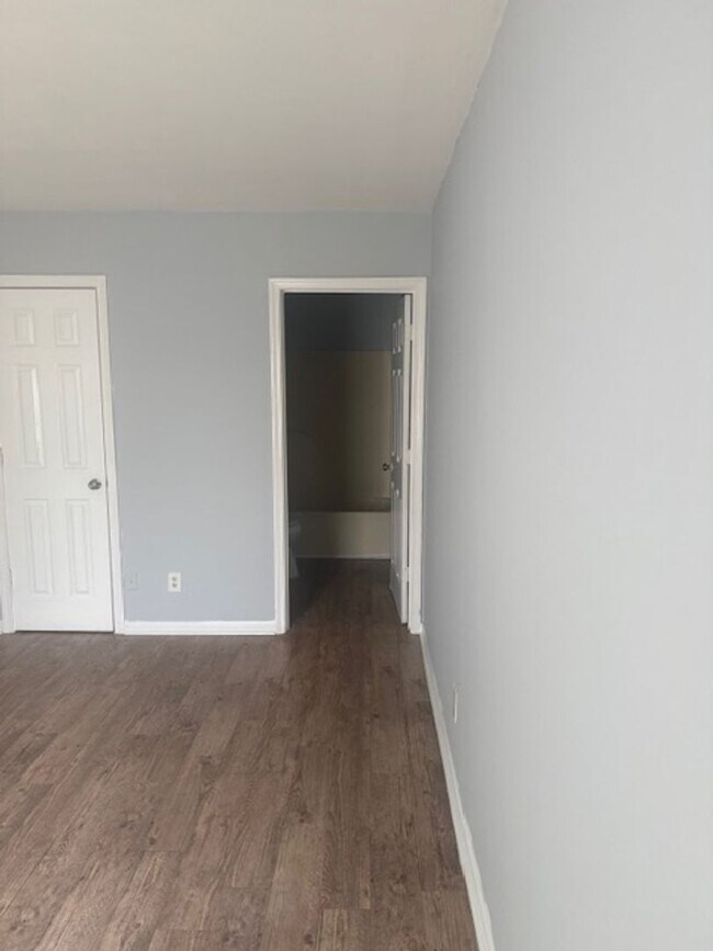 Building Photo - Three Bedroom Apartment in Norfolk