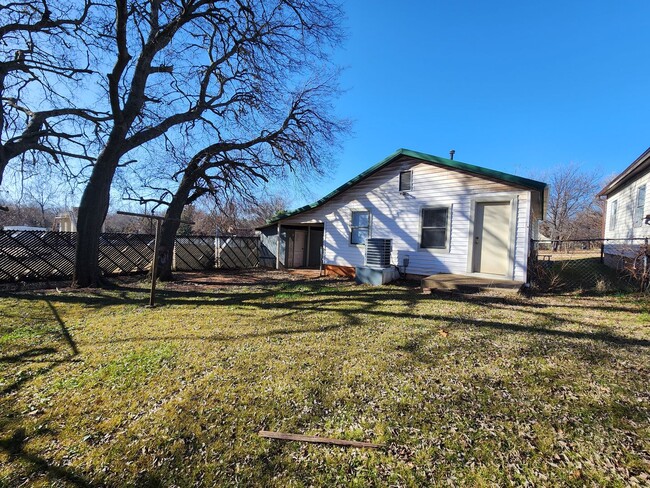 Building Photo - Cute 2 bed 1 bath house in Shawnee