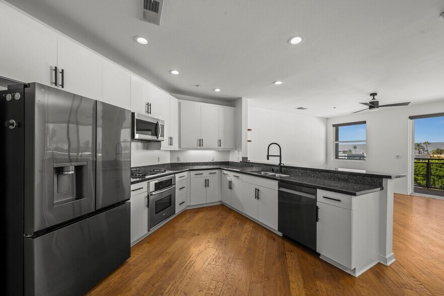 Building Photo - 3650 5th Ave