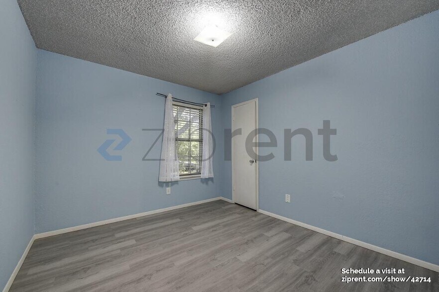 Building Photo - 400 Royal Field Dr