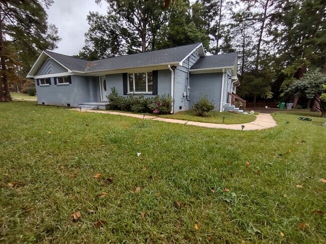 Primary Photo - Pristine, move in ready ranch style home l...