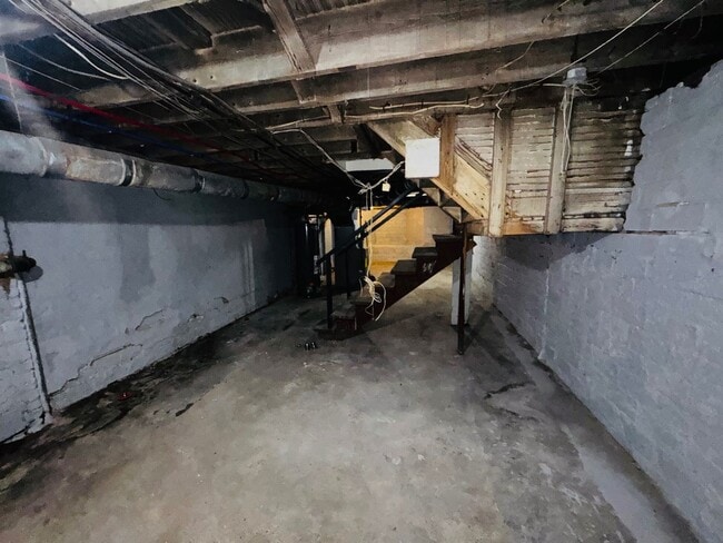 Building Photo - 576 E 110th St