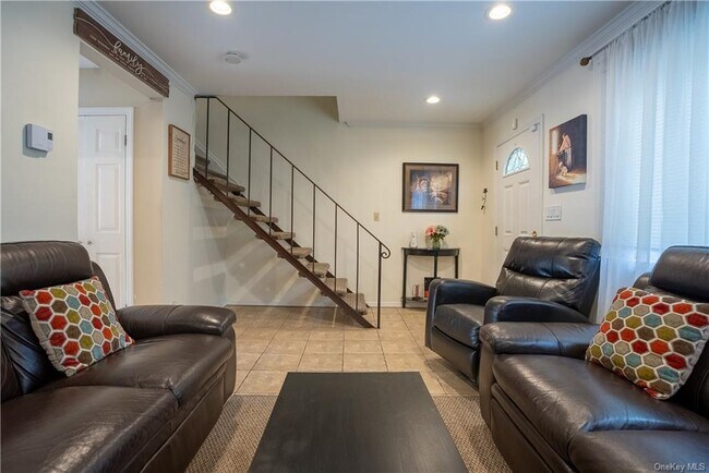 Building Photo - 204 Old Country Rd