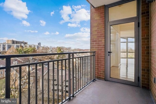 Building Photo - 8220 Crestwood Heights Dr