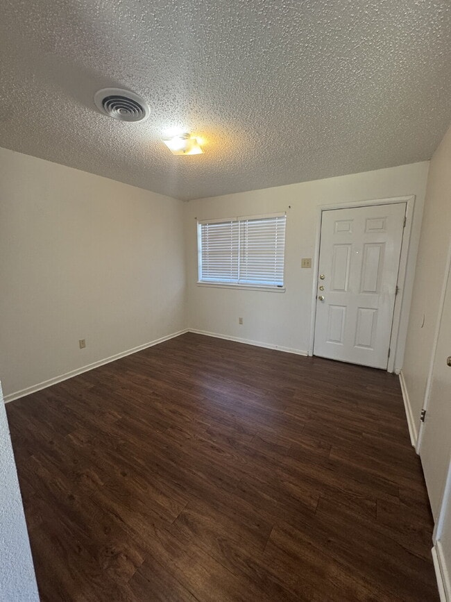 Building Photo - Charming 3-Bedroom Home with Spacious Layo...