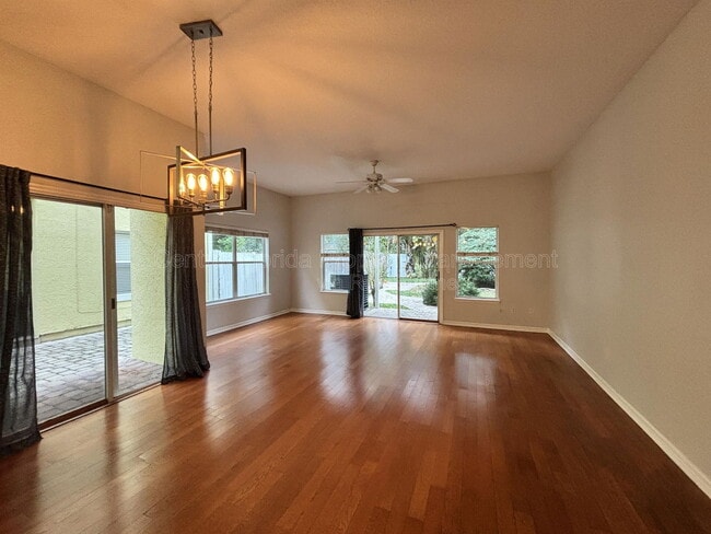 Building Photo - 1625 Park Lake St