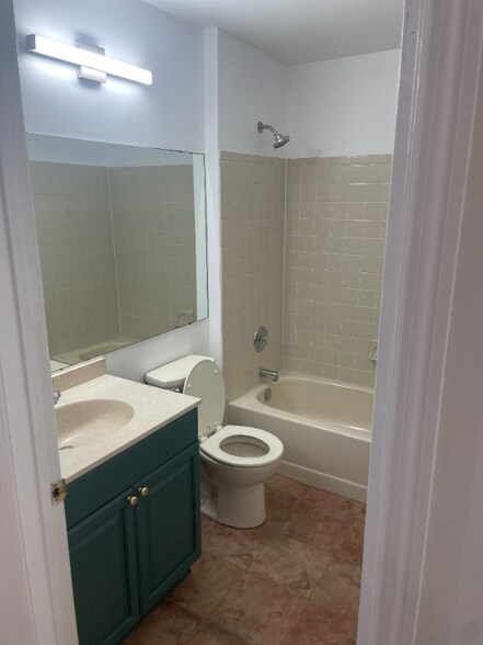 Building Photo - 41 Walnut St