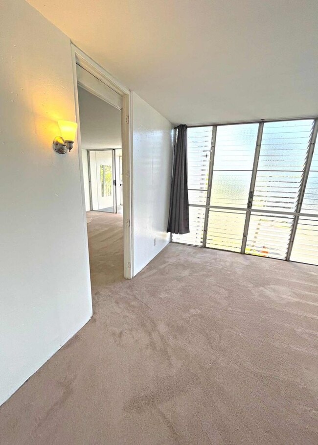 Building Photo - 1/1 unit with AC at Cathedral Point in Mil...