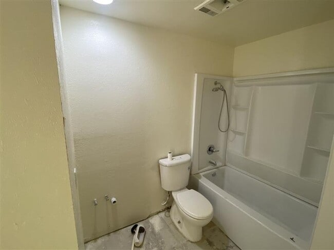 Building Photo - Cute 2/2 duplex with a garage