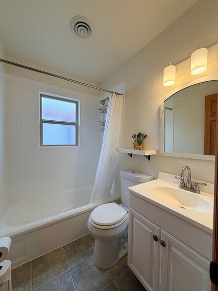 Building Photo - 405 S 12th St