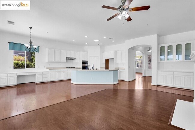 Building Photo - 909 Suntan Ln