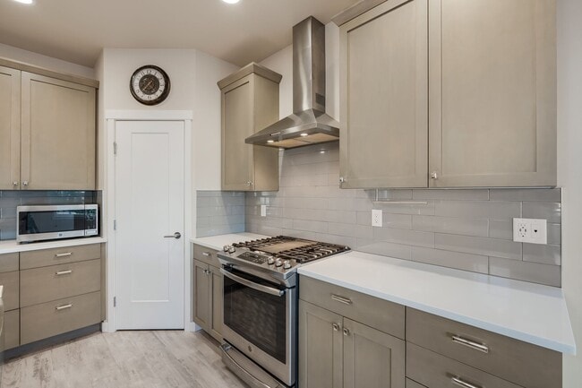 Building Photo - 700 Springside Ln