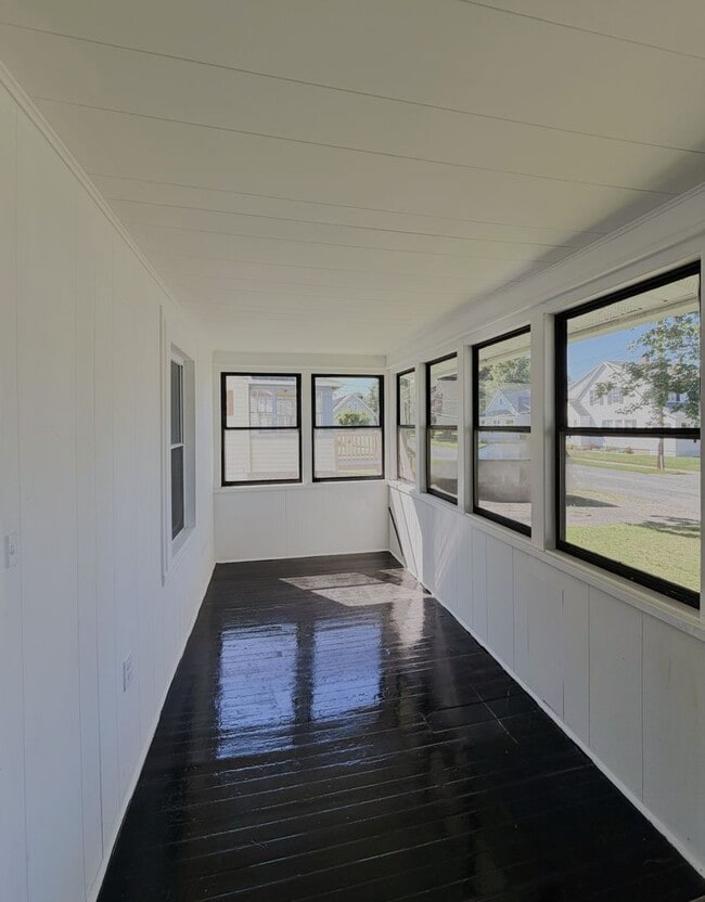 Building Photo - Beautifully Renovated Home with Dedicated Home Office in a Quiet Neighborhood