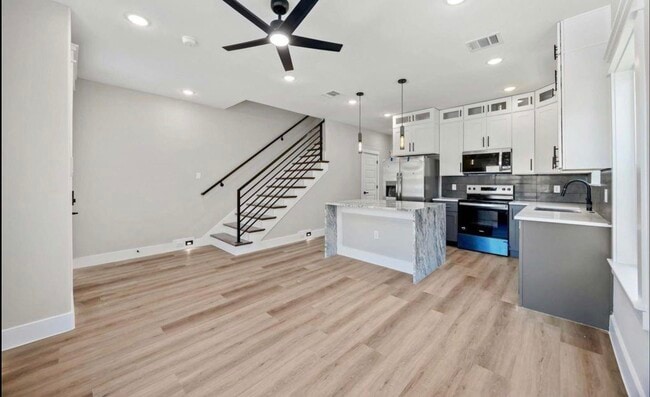 Building Photo - 4624 Mayflower St