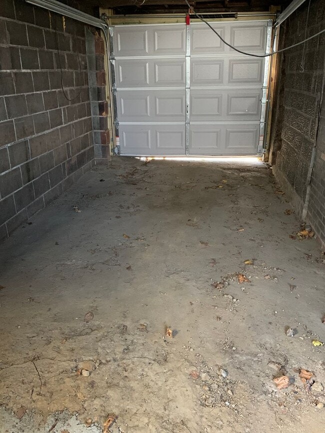 Building Photo - Two Bedroom Garage Apartment