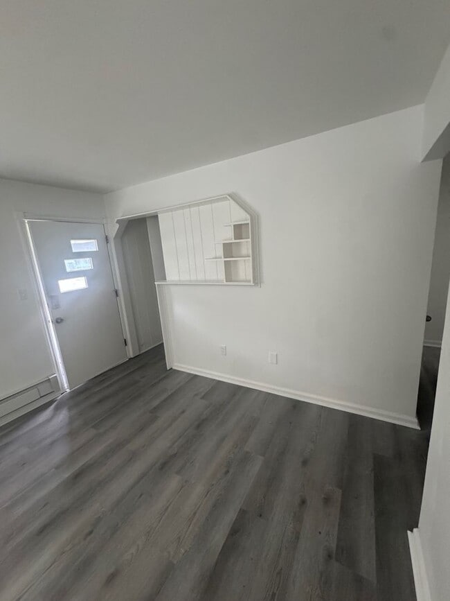 Building Photo - Spacious Two-Bedroom Unit in a Charming Property – Available Now!
