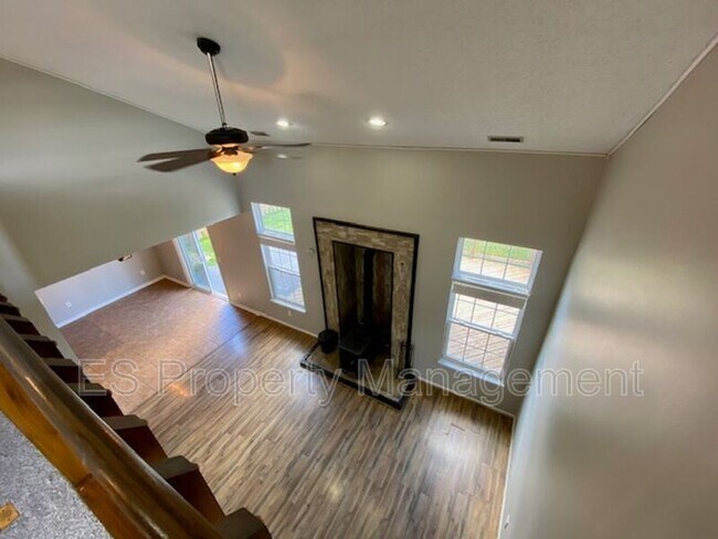 Building Photo - 15382 Ten Point Dr