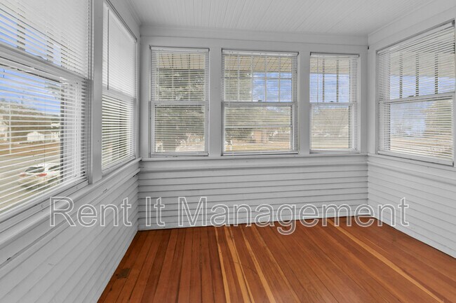 Building Photo - 3228 Fontenelle Blvd