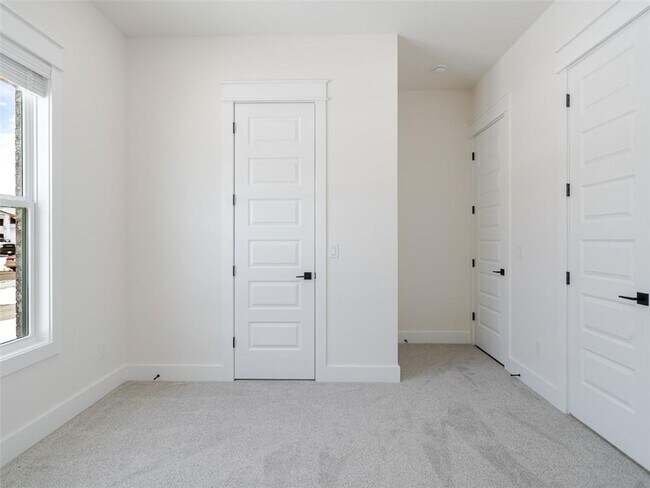 Building Photo - 311 Hedge Dr