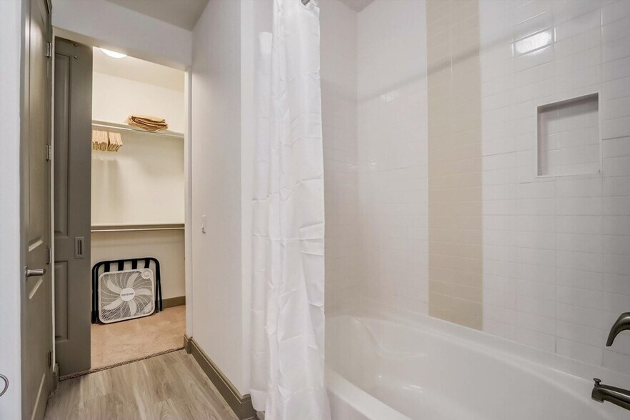 Building Photo - 555 N College Ave