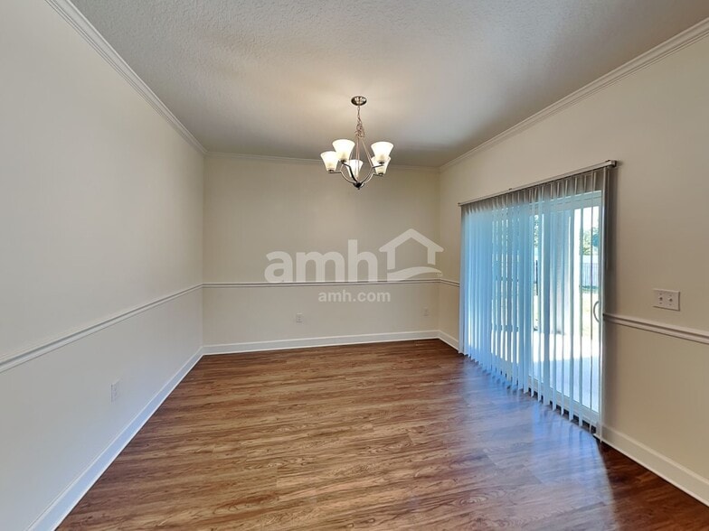 Building Photo - 511 Pine Terrace Dr