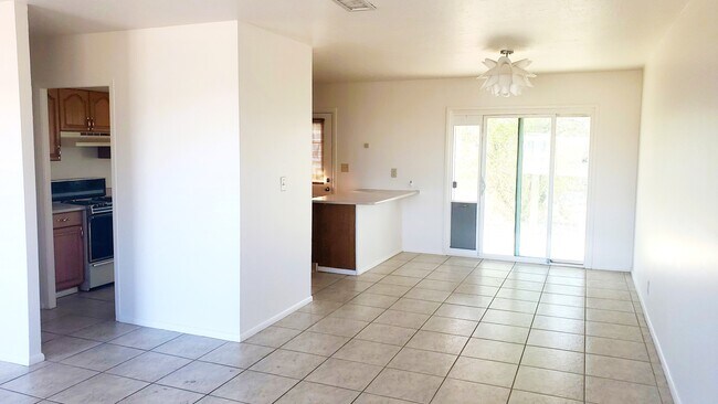 Building Photo - 121 W 11th St