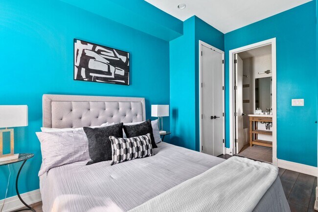 Building Photo - Beautiful 2 bed 2 bath plus den- Parking!!...