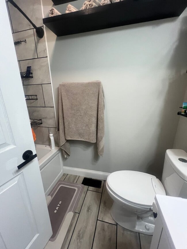 Building Photo - **Hawthorne Place** Pet Friendly 5 Large Bedrooms 2 Full Baths!